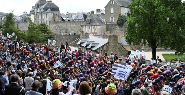 photo  le 26 juillet 2025, lors du tour de france féminin devant les remparts de vannes. cet événement a permis à la commune de gagner en notoriété nationale.  &copy;  thomas bregardis / ouest france 