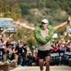photo  à la surprise générale, pierre livache, coureur amateur, lève les bras en premier sur la ligne d’arrivée du trail des templiers après 6 h 45 d’efforts. 