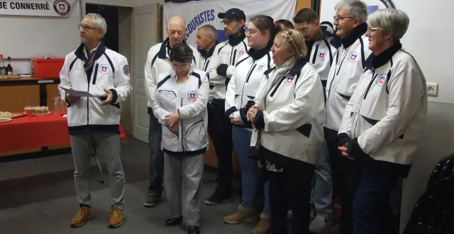 photo  toute l’équipe de la croix blanche avait le sourire pour l’inauguration de cette nouvelle ambulance.  &copy;  ouest-france 