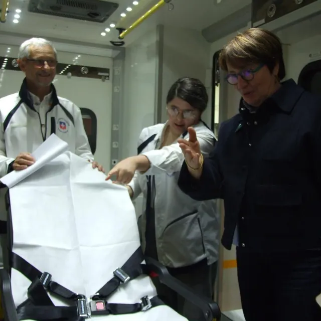 photo la députée marietta karamanli, qui a beaucoup œuvré pour la croix blanche, visite l’ambulance en compagnie de didier dreux, le président.  ©  ouest-france