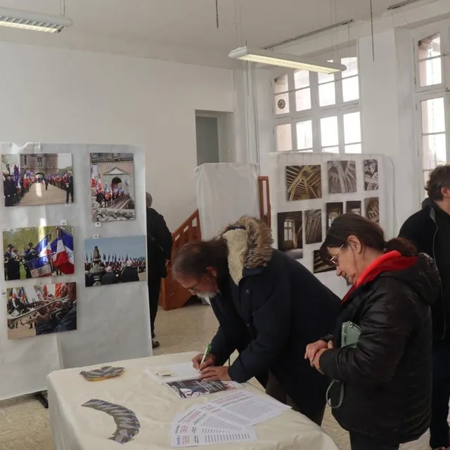 photo une exposition de photographies du château de carrouges (orne), prises par jean-pierre herman.  ©  ouest-france