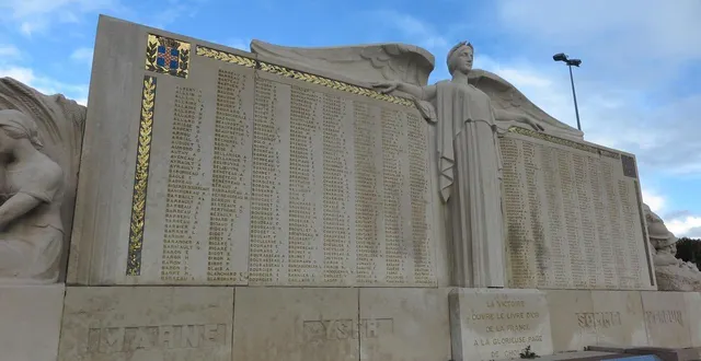 photo  le monument aux morts compte plus de 700 noms de soldats choletais morts pour la france durant la guerre 1914-1918.  &copy;   co – gabriel boussonnière 