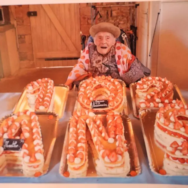 photo un énorme fraisier en forme de « 102 ans » avait été servi à l’anniversaire de marthe deniau, en août 2025.  ©  ouest-france