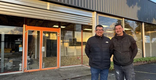 photo  franck chable, gérant de global auto pièces, et jonathan catillon, vendeur, ouvrent le magasin en décembre 2025 à alençon (orne).  &copy;  ouest-france 