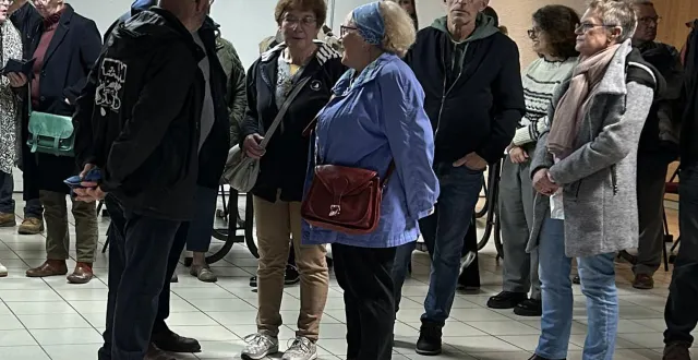 photo  les élus et les bénévoles dans la salle du conseil communautaire.  &copy;  ouest-france 
