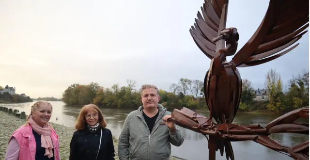 photo  christelle chalumeau-racineux et betty limousin, élues, au côté de christophe batardière, sculpteur, apprécient la restauration de « l’envol », qui avait quitté le quai gambetta quelques jours pour une cure de jouvence.  &copy;  co 