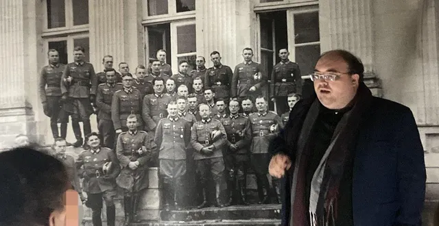photo  guillaume bertin, secrétaire général de l’association du mémorial des bunkers de pignerolle en action de médiation devant une classe de cm2.  &copy;  co. 