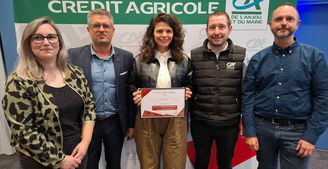 photo  julie loiseau, responsable d’agence recevant son prix à angers.  &copy;  co 