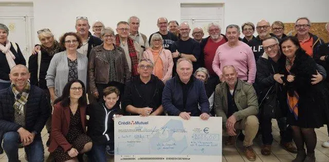 photo  les adhérents du moto-club des cagouilles ont entouré leur président, philippe poirier (au centre à genoux), lors de la remise du chèque de solidarité au président de l’afelt, vincent charbonnier, vendredi, à la salle jean-baptiste-cochard.  &copy;  ouest-france 