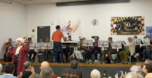 photo  pour le dernier évènement du triple anniversaire de l’association musicale laïque de montbizot, un café-concert était organisé dimanche 2 novembre à la salle des fêtes. un après-midi musical qui a tenu toutes ses promesses, avec le montbizot orchestre de variétés, dirigé par christophe brossier accompagné par l’orchestre dirigé par son fils valentin. le public venu nombreux a apprécié l’orgue de barbarie avec le duo de m. jacques et bernard ainsi que les danses de sylvie leroux et christine hatton. prochain rendez-vous, le samedi 6 juin pour le concert annuel de l’association à montbizot.  &copy;  ouest-france 