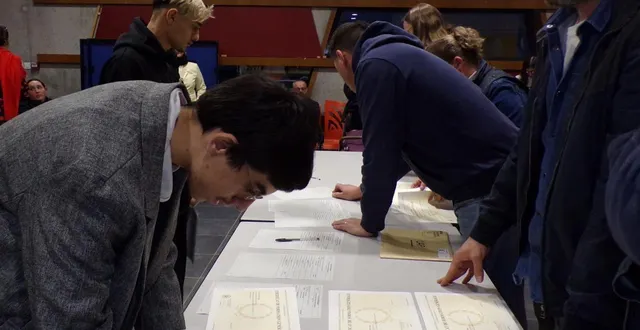 photo  une signature, étape importante pour les élèves de l’erea souvent en difficulté.  &copy;  le maine libre 