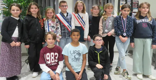 photo  au centre debout, gaspard portier, nouveau mini-maire, avec à ses côtés à gauche, mila plessis, 2e adjointe et léa lefaucheux, à droite, 1re adjointe.  &copy;  le maine libre 