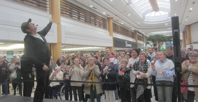 photo  le danseur jean-marc généreux dans la galerie marchande de l’hyper u mûrs-érigné, mercredi 5 novembre 2025.  &copy;  ouest-france 