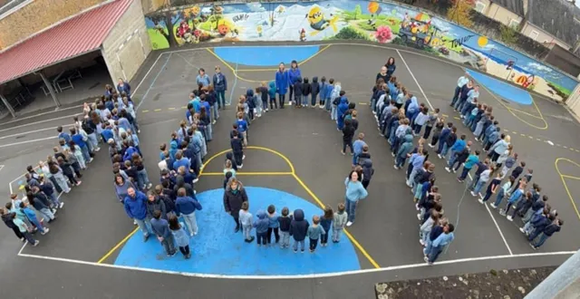 photo  de la maternelle à la primaire, tous les élèves ont formé un grand « non » au harcèlement. une initiative saluée par toute l’équipe éducative, qui souhaite l’inscrire durablement dans la vie de l’école.  &copy;  le maine libre 