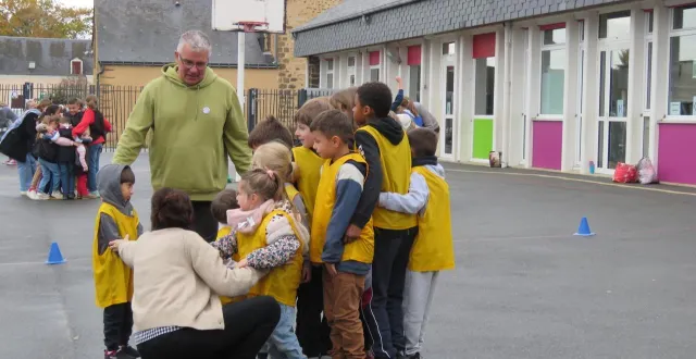 photo  les élèves répartis en groupes participent à l’activité « les pingouins sur la banquise » afin d’apprendre à être attentifs les uns envers les autres et s’organiser ensemble pour réussir.  &copy;  le maine librel 