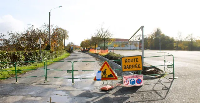 photo  bien que la route reste fermée à la circulation entre l’entrée du parking saugonna et celle du parking trigano jusqu’au 28 novembre, le parking saugonna et le complexe culturel restent accessibles.  &copy;  le maine libre 