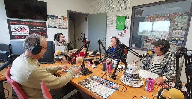 photo  catherine lamour et claude citharel en arrière-plan avec nicolas rivet et l’animatrice joséphine à gauche.  &copy;  radio alpes mancelles 