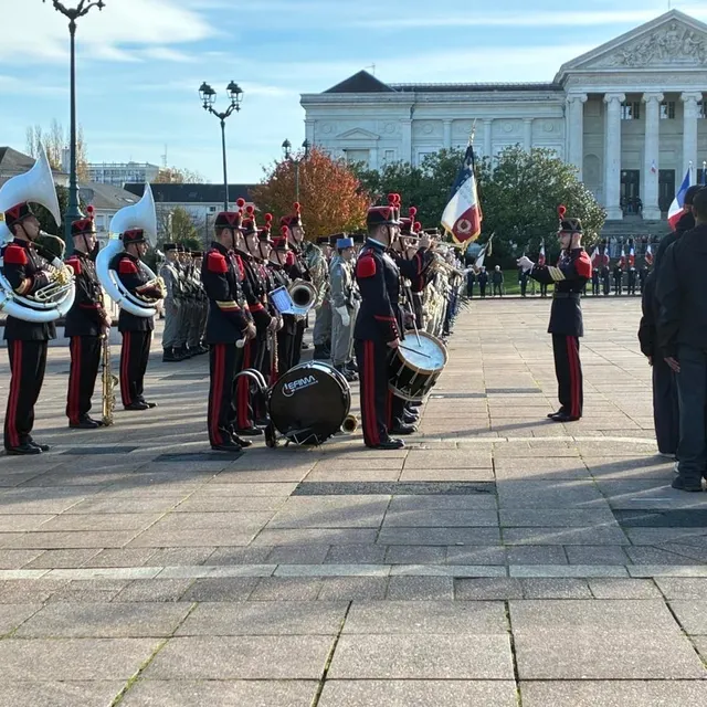 photo ?jouée à plusieurs reprises par la fanfare,  la marseillaise a été entonnée par petits et grands avec les différents corps d’armées.  ©  ouest-france