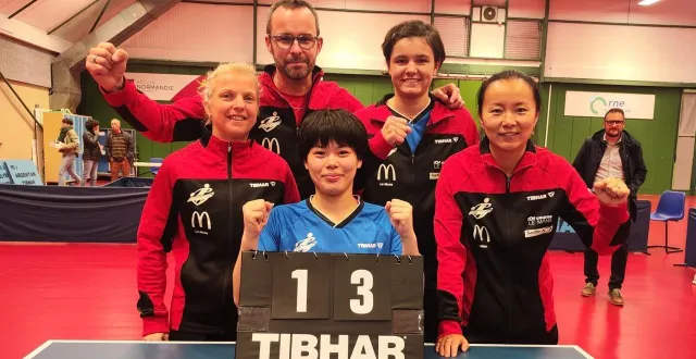 photo  les joueuses mancelles (de gauche à droite) élodie nivelle, kotomi omoda, alexia nodin et li samson, devant leur entraîneur jérôme surand.  &copy;  le maine libre 