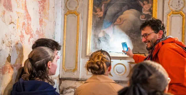 photo  les lycéens découvrent l’église saint-pierre de lavaré, où un chercheur présente les tableaux en péril des retables latéraux.  &copy;  région des pays de la loire 