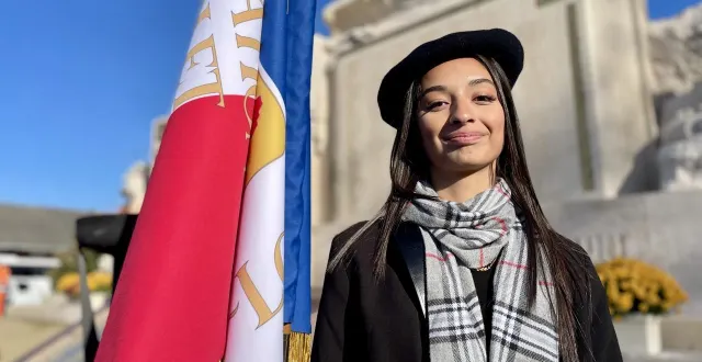 photo  cholet, mardi 11 novembre 2025. dila, collégienne de 15 ans, a choisi d’être porte-drapeau pour la cérémonie devant le monument aux morts.  &copy;  co - lucas rojouan 