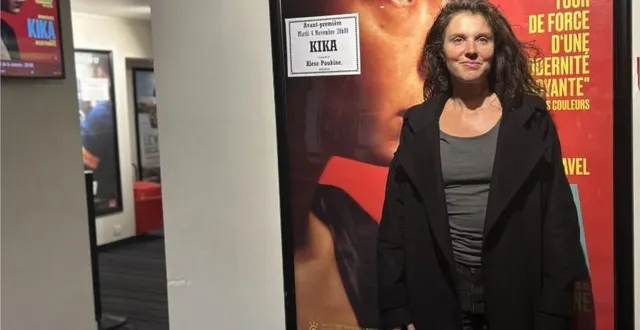 photo  les 400 coups, le 4 novembre. la réalisatrice alexe poukine devant l’affiche de son premier long-métrage de fiction.  &copy;  photo g-h. saulou 