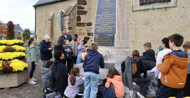 photo  les élèves, leur instituteur, et françoise lambert, référente historique, inspectent et étudient le monument aux morts de changé.  &copy;  ouest-france 