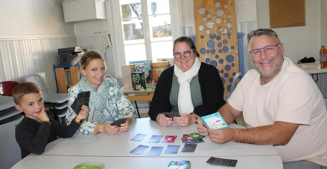 photo  sophie et nicolas borel (à droite) partagent leur passion des jeux de société, une fois par mois, le samedi, à la maison des jeunes et de la culture de vimoutiers (orne).  &copy;  ouest-france 