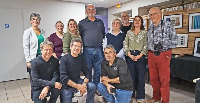 photo  carine anel, la présidente, est au second rang, la troisième en partant de la gauche. en dehors des rendez-vous hebdomadaires, les photographes peuvent se retrouver sur des journées avec un thème bien précis de prises de vues.  &copy;  ouest-france 