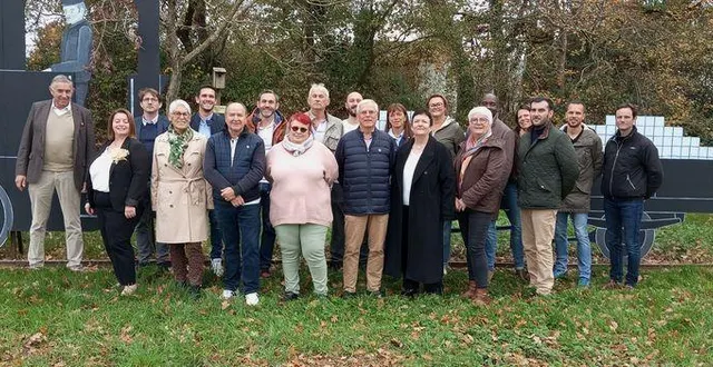 photo  pierre-pascal bigot, à gauche, présente les membres de sa future équipe, pour les prochaines élections municipales (absents : julie couilleau, aline maugeais, marylène guillemot, absentes le jour de la photo).  &copy;  co 