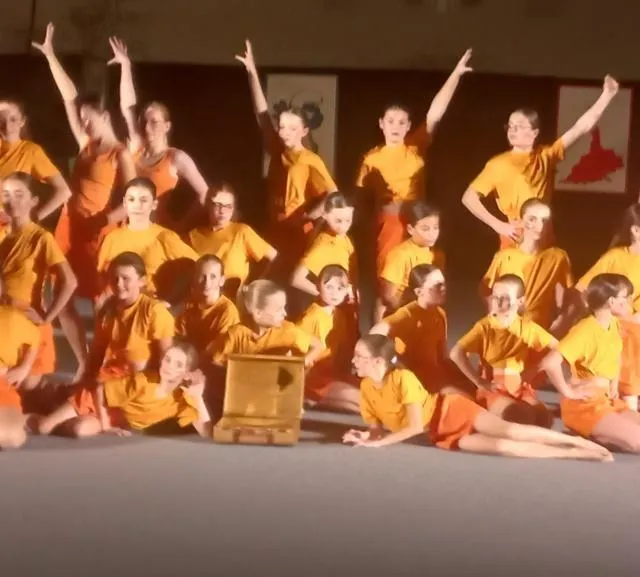 photo le groupe biles/heduit, tout en orange, évoque l’exploration et l’aventure.  ©  co