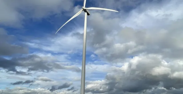 photo  une des quatre éoliennes du parc de moulins-sur-orne, dans la plaine d’argentan, qui fonctionne depuis le printemps 2023.  &copy;  ouest-france 