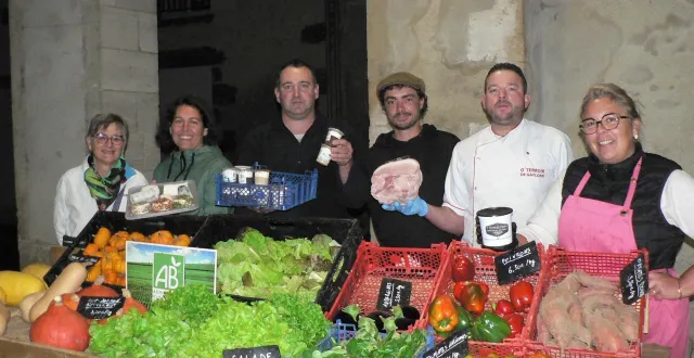 photo  les quatre producteurs-artisans proposent leurs produits locaux le mercredi soir.  &copy;  ouest-france 