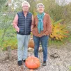 photo  jacky et béatrice grélard dans le jardin de leur maison.  