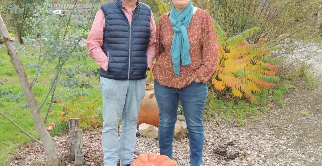 photo  jacky et béatrice grélard dans le jardin de leur maison.   &copy;  ouest-france 