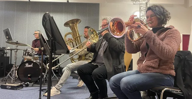 photo  à trois jours du lancement du festival, le quintette répète une dernière fois les treize morceaux qu’ils vont jouer devant le public de la halle aux toiles.  &copy;  ouest-france 