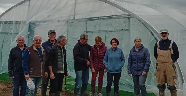 photo  ils ont répondu nombreux à l’appel de claude cousyn, leur président : hommes et femmes, jeunes et moins jeunes, dans un grand élan de coopération. la serre a ainsi été remontée.  &copy;  co 