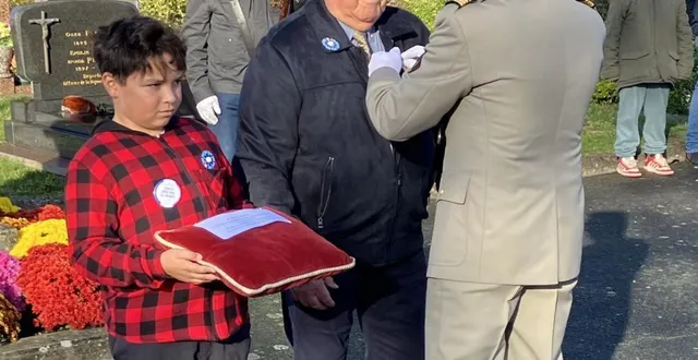 photo  raoul moussu a reçu des mains du responsable de l’association des anciens combattants, le commandant pelloquin, une médaille.  &copy;  co. 