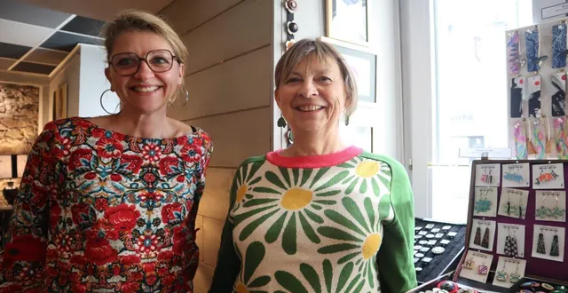 photo  karen fouin (à gauche) accueille actuellement, à l’épicerie, laurence rouvier-schmitter qui expose ses créations avec d’autres créateurs.  &copy;  co 