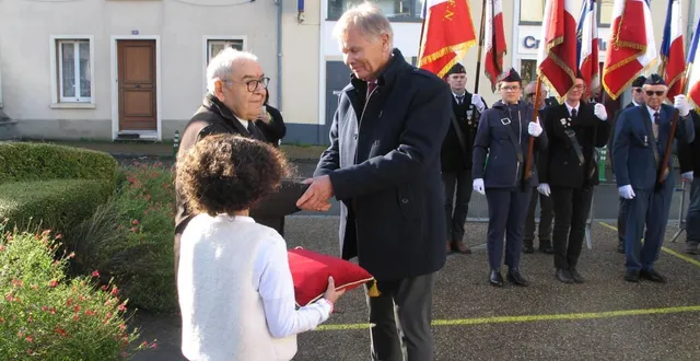 photo  raymond gautier mis à l’honneur par joël metenier conseiller départemental.  &copy;  le maine libre 