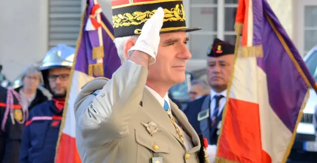 photo  le général hervé pierre a salué les morts au champ d’honneur en présence des pompiers, gendarmes et enfants des écoles.  &copy;  le maine libre 