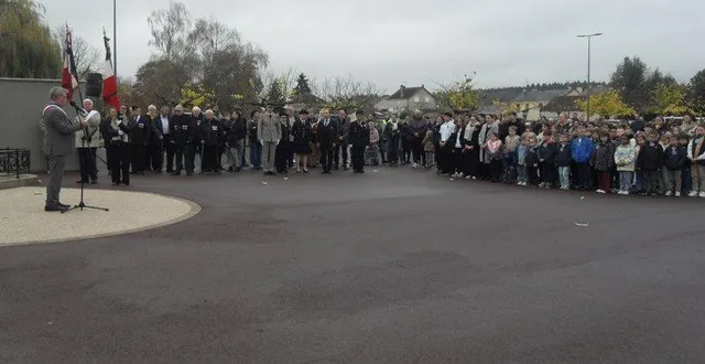 photo  près de 300 personnes entouraient les troupes et les enfants.  &copy;  le maine libre 