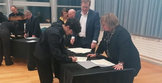 photo  à l’appel de leur nom, les récipiendaires venaient signer un registre avant de recevoir leur diplôme.  &copy;  le maine libre 