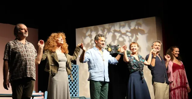 photo  les acteurs de la pièce, ici sur la scène du cube, ont fait passer une soirée agréable, pleine de rires.  &copy;  co 