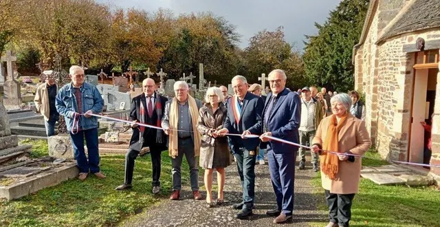 photo  les personnalités présentes ont, avec le maire, stéphane raux, coupé le ruban officiel.  &copy;  ouest-france 
