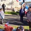 photo  à droite, pascal pagès, président du souvenir français, et marie-paule bayart, née bureau, ont déposé une gerbe sur la tombe rénovée de pierre bureau, le premier poilu mort pour la france en 1914 à chalonnes. sous les regards, au centre, de michel bordereau, président des anciens combattants, des enfants du conseil municipal des enfants à gauche, et de la famille bureau, au fond à gauche. 