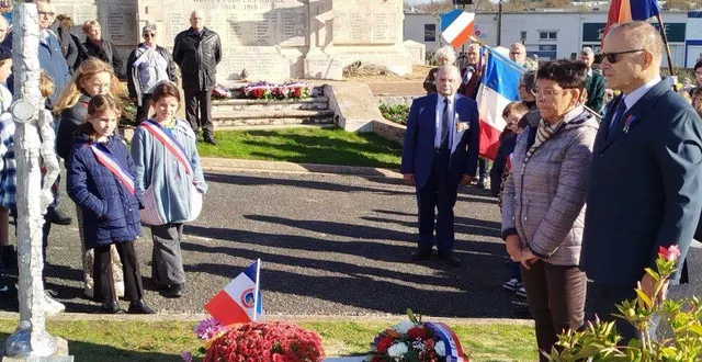 photo  à droite, pascal pagès, président du souvenir français, et marie-paule bayart, née bureau, ont déposé une gerbe sur la tombe rénovée de pierre bureau, le premier poilu mort pour la france en 1914 à chalonnes. sous les regards, au centre, de michel bordereau, président des anciens combattants, des enfants du conseil municipal des enfants à gauche, et de la famille bureau, au fond à gauche.  &copy;  ouest-france 