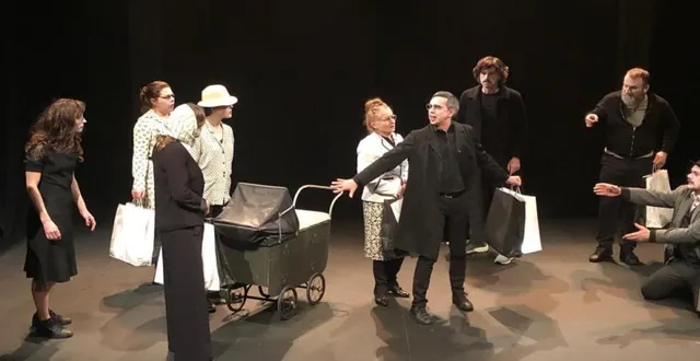 photo  la cie des 2 apaches dans le spectacle “jeux de massacre”.  &copy;  les 2 apaches 