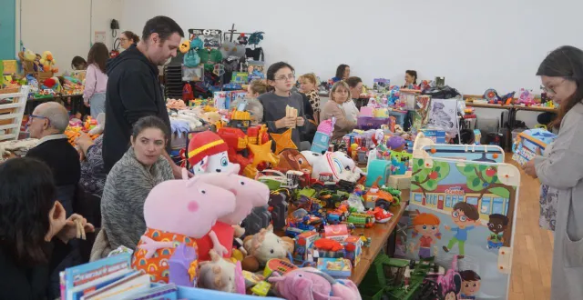 photo  dimanche se tenait, à la salle polyvalente, la troisième bourse aux jouets organisée par le comité des fêtes. une quarantaine de stands ont proposé aux visiteurs un maximum de jouets d’occasion pour tous les âges. parents, enfants et grands-parents sont venus nombreux pour faire quelques emplettes à moindre coût avant les fêtes.  &copy;  ouest-france 