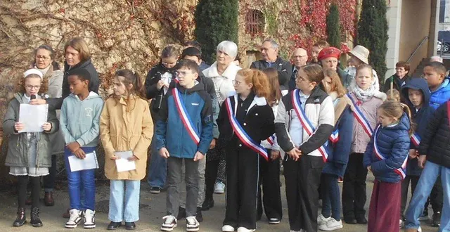photo  hier, à 9 h 30, s’est tenue une cérémonie au monument aux morts, en l’honneur des hommes qui ont défendu la france. au premier rang, beaucoup de jeunesse, avec, notamment, le conseil municipal jeune. certains élèves ont lu le récit d’un poilu et un poème de guillaume apollinaire. « c’est dans le programme d’histoire des élèves. nous avons travaillé le sujet en classe », explique juliette roussier, directrice de l’école beauregard. « c’est un devoir de mémoire qu’il faut sauvegarder », a ajouté le maire, hervé roncière.  &copy;  ouest-france. 